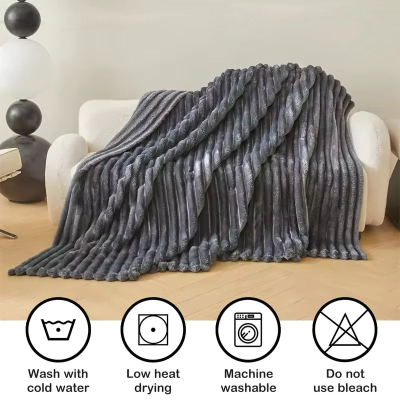 Koc Soft-Touch – Puszysta Lekkość w Eleganckie Pasy