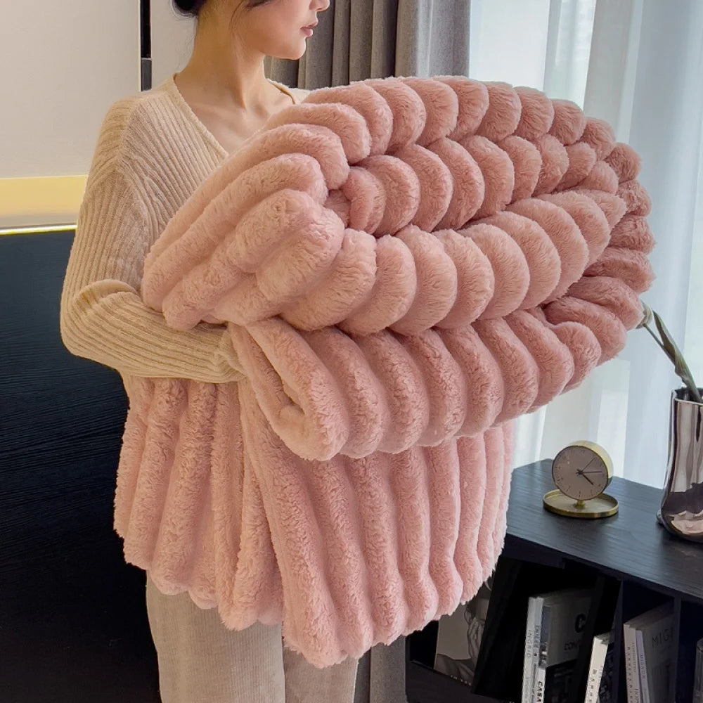 Koc Soft-Touch – Puszysta Lekkość w Eleganckie Pasy